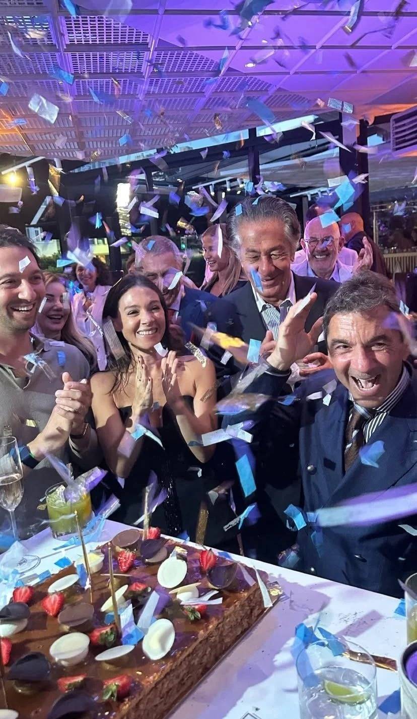 70 yaşındaki milyarder iş adamı uzun boylu genç sevgilisiyle Bebek'te göğsünü gere gere poz verdi 1